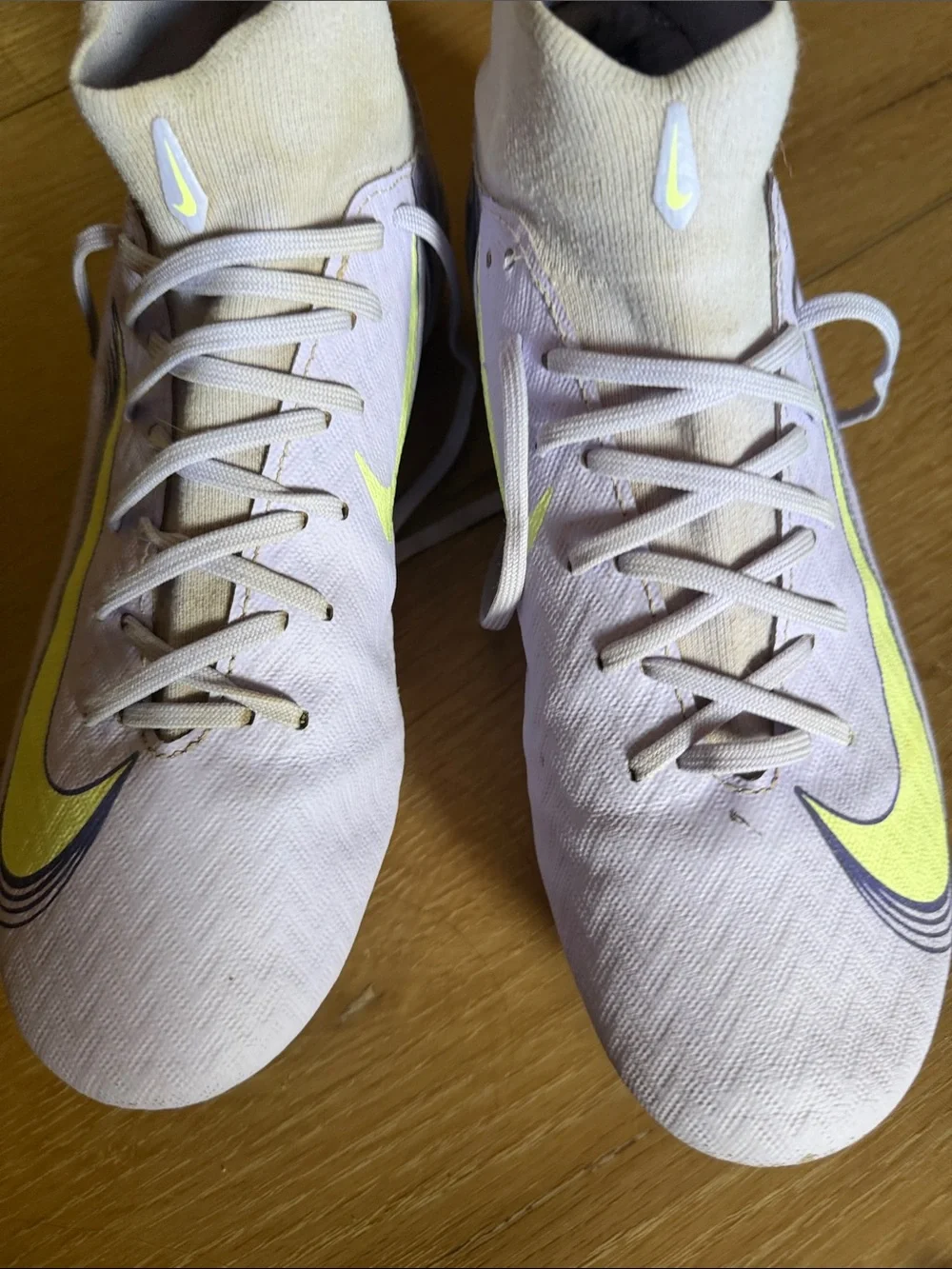 Nike Women’s Light Purple Lace-Up Soccer Boots with Yellow Swoosh